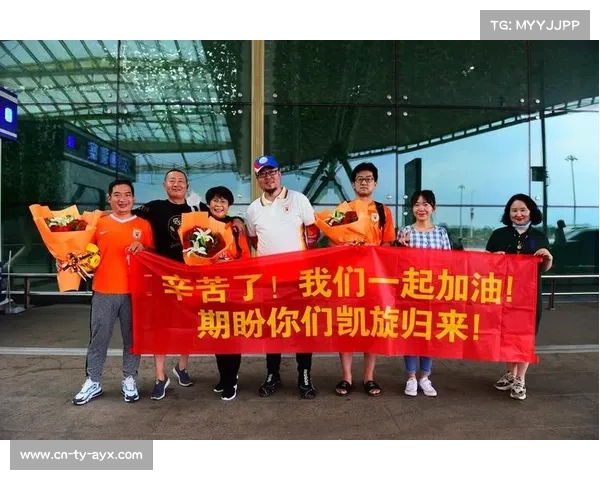 球迷机场送行男篮客场战韩国，横幅寄语“拼搏到底”